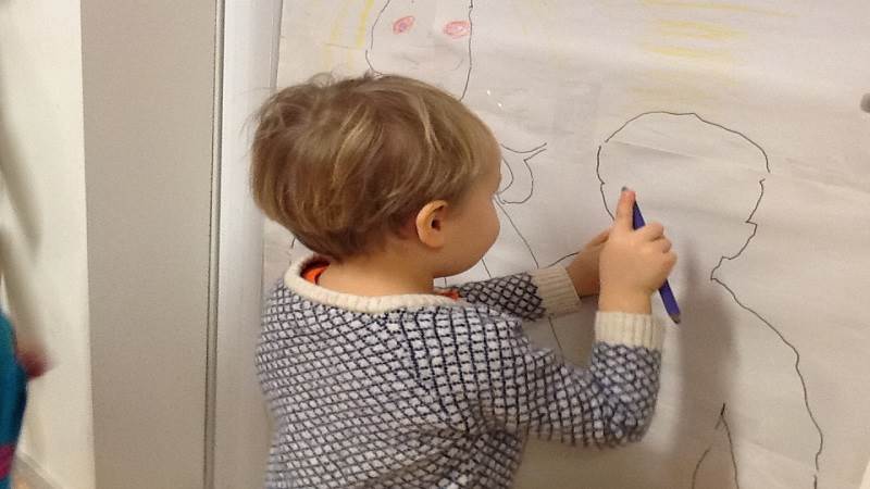 Pojke ritar på ett papper.